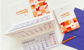 Calendar de perete triptic pliabil, file standard cu border personalizat