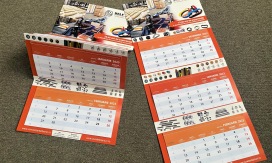 Calendar de perete triptic pliabil, file standard cu spate personalizat