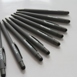 Pix metalic cu suprafață specială de tip soft touch personalizat pentru Novatik